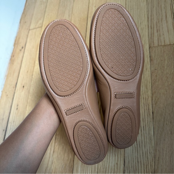 TORY BURCH MINNIE TRAVEL BALLET FLATS WITH METAL LOGO IN ROYAL TAN AND GOLD - Picture 6 of 9
